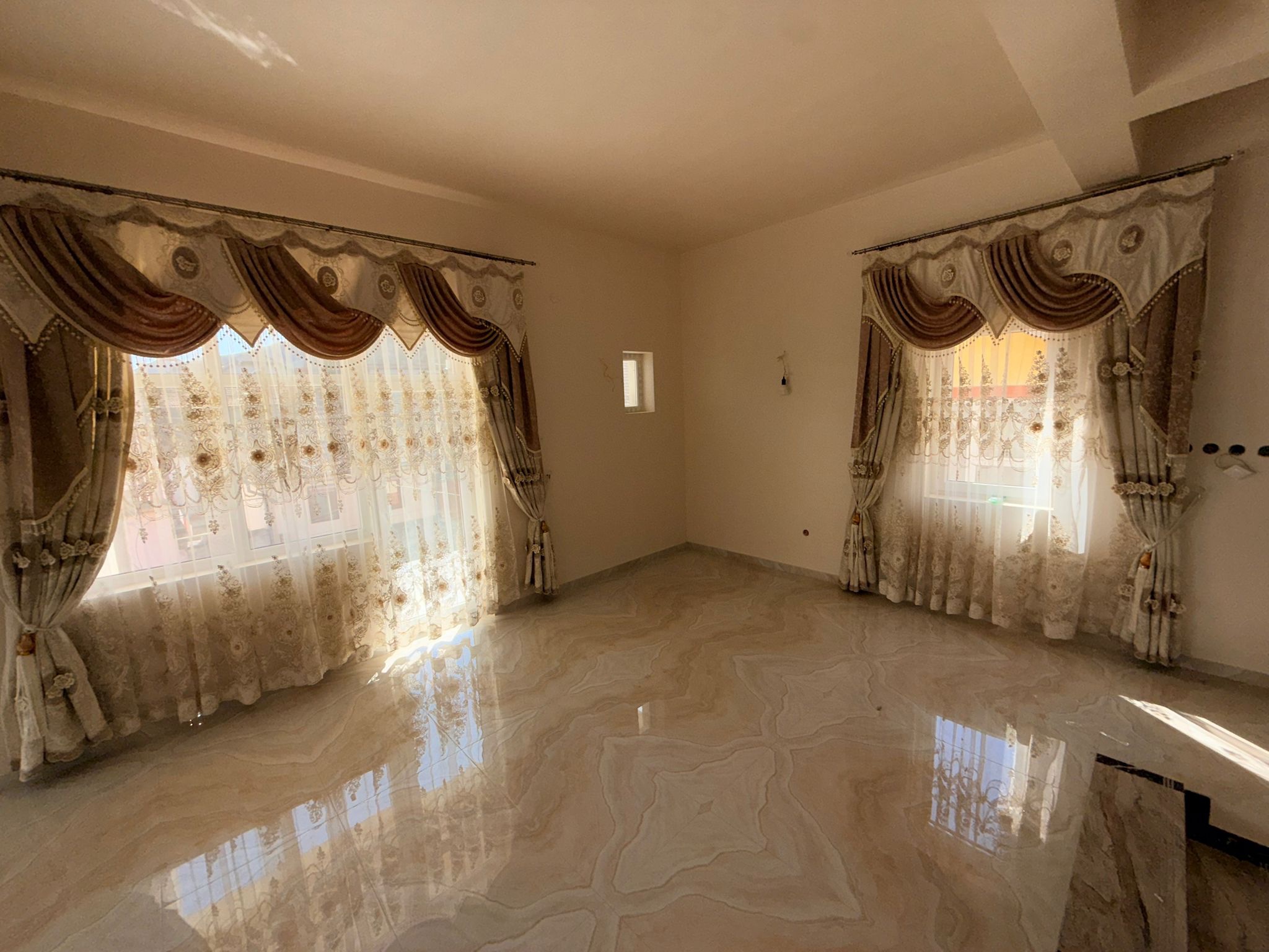 SET DRAPERIE MĂTASE BAROCCO, PERDEA TULL BRODATĂ . Cod. Produs:180587 - imagine 5