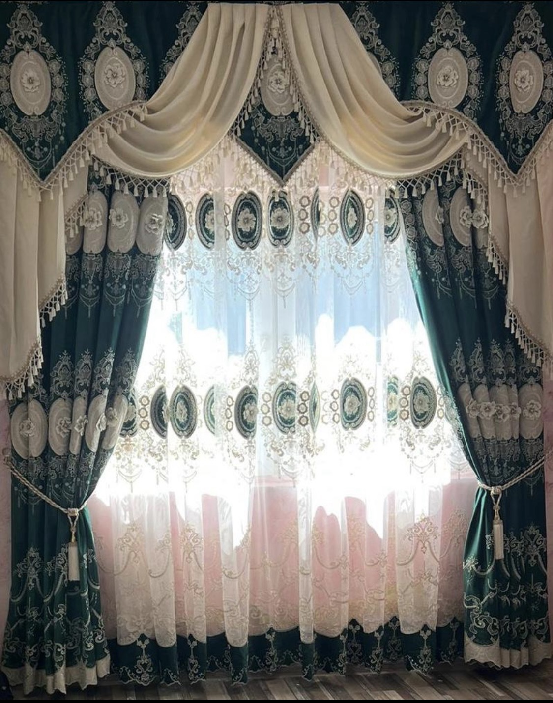 SET DRAPERIE CATIFEA VERDE 3D, PERDEA TULL BRODATĂ 3D VERDE.
Denumire: MIGDALE
