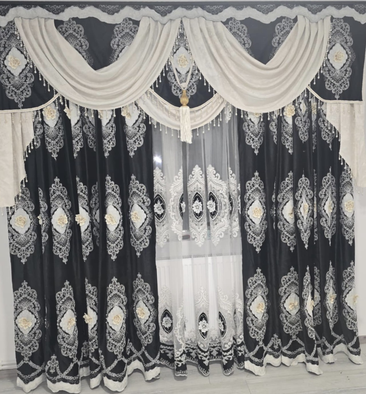 SET DRAPERIE CATIFEA NEGRU CU CREM, PERDEA 3D TULL BRODATĂ. Denumire:PERUN