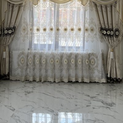 SET DRAPERIE CATIFEA 3D BRODATĂ ,CREM CU MARO ,PERDEA 3D TULL BRODATĂ CREM. Cod Produs: 4433