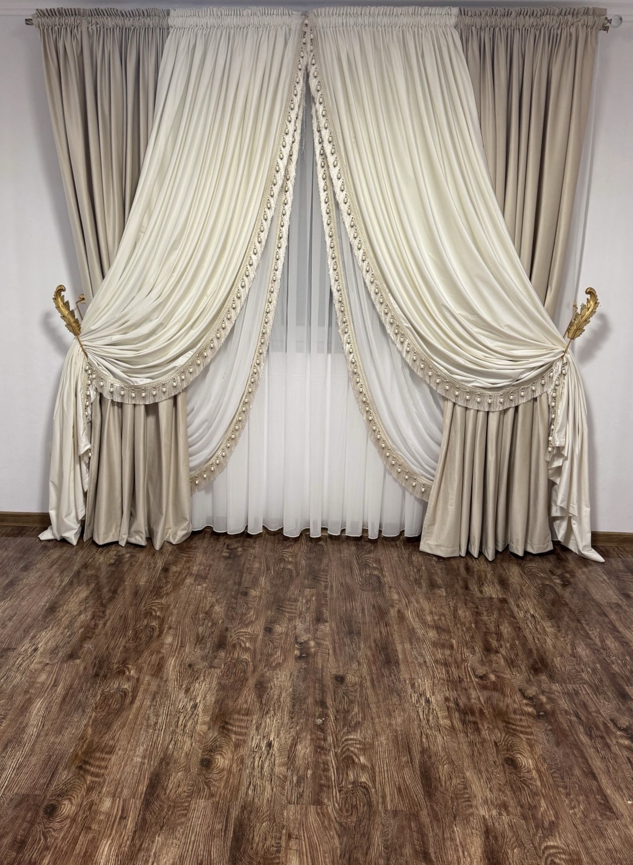 SET DRAPERIE CATIFEA , CULOARE ALB UNT CU CAPPUCINO, PERDEA TRIPLUVOAL ALB. Cod. Produs:85743