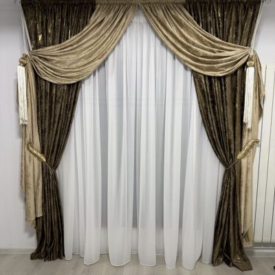 SET DRAPERIE CATIFEA INSERȚII AURII, CULOAREA MARO CU BEJ, PERDEA TRIPLUVOAL ALB. Cod. Produs:4432