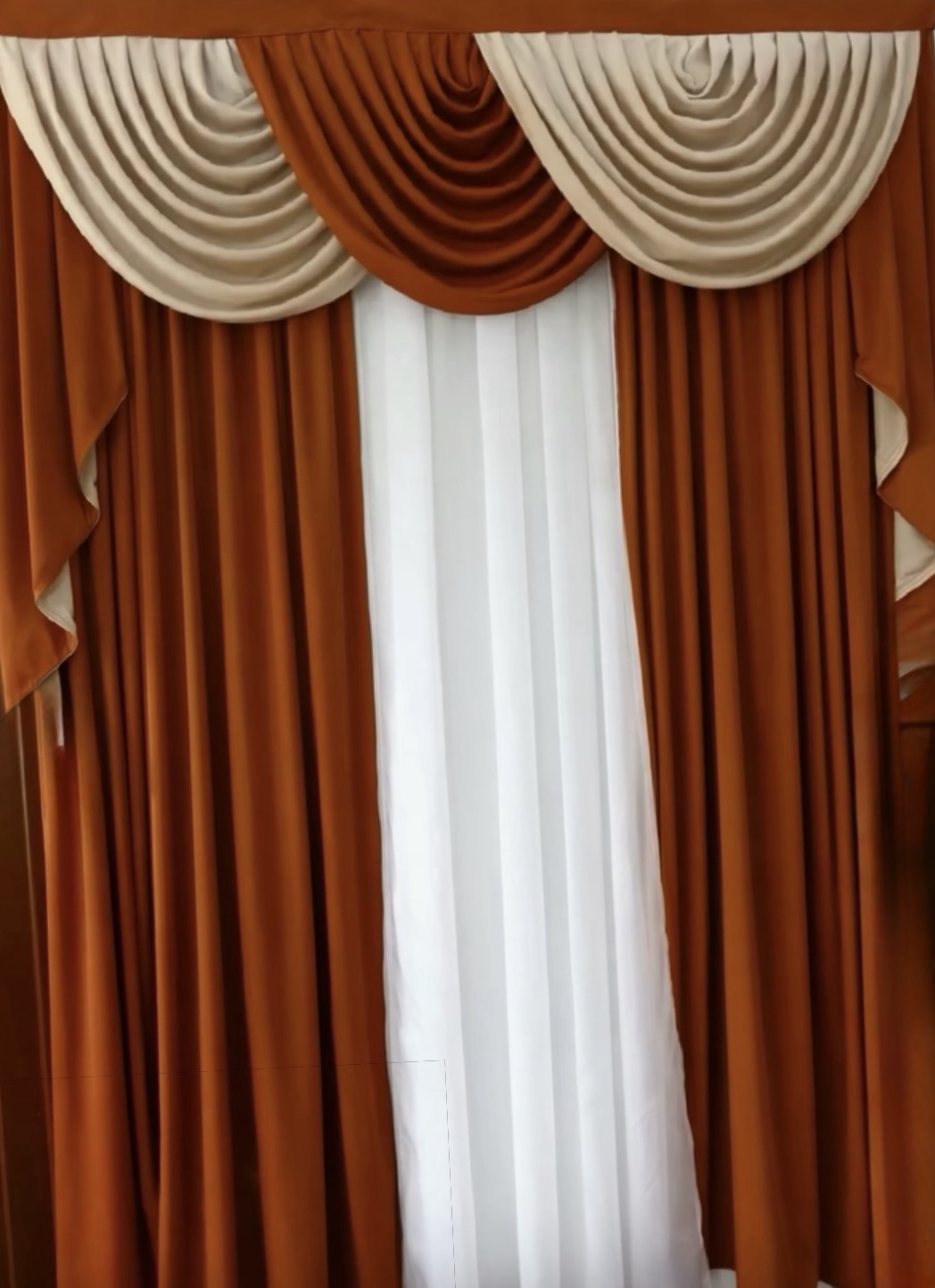 SET DRAPERIE CATIFEA , CULOARE CĂRĂMIZIU CU ALB , PERDEA TRIPLUVOAL ALB. Cod. Produs:30285