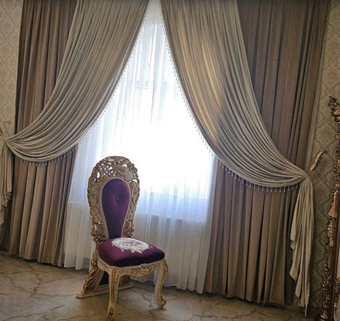 SET DRAPERIE CATIFEA, CULOARE MARO DESCHIS CU BEJ, PERDEA TRIPLUVOAL ALB. Cod. Produs: 318229