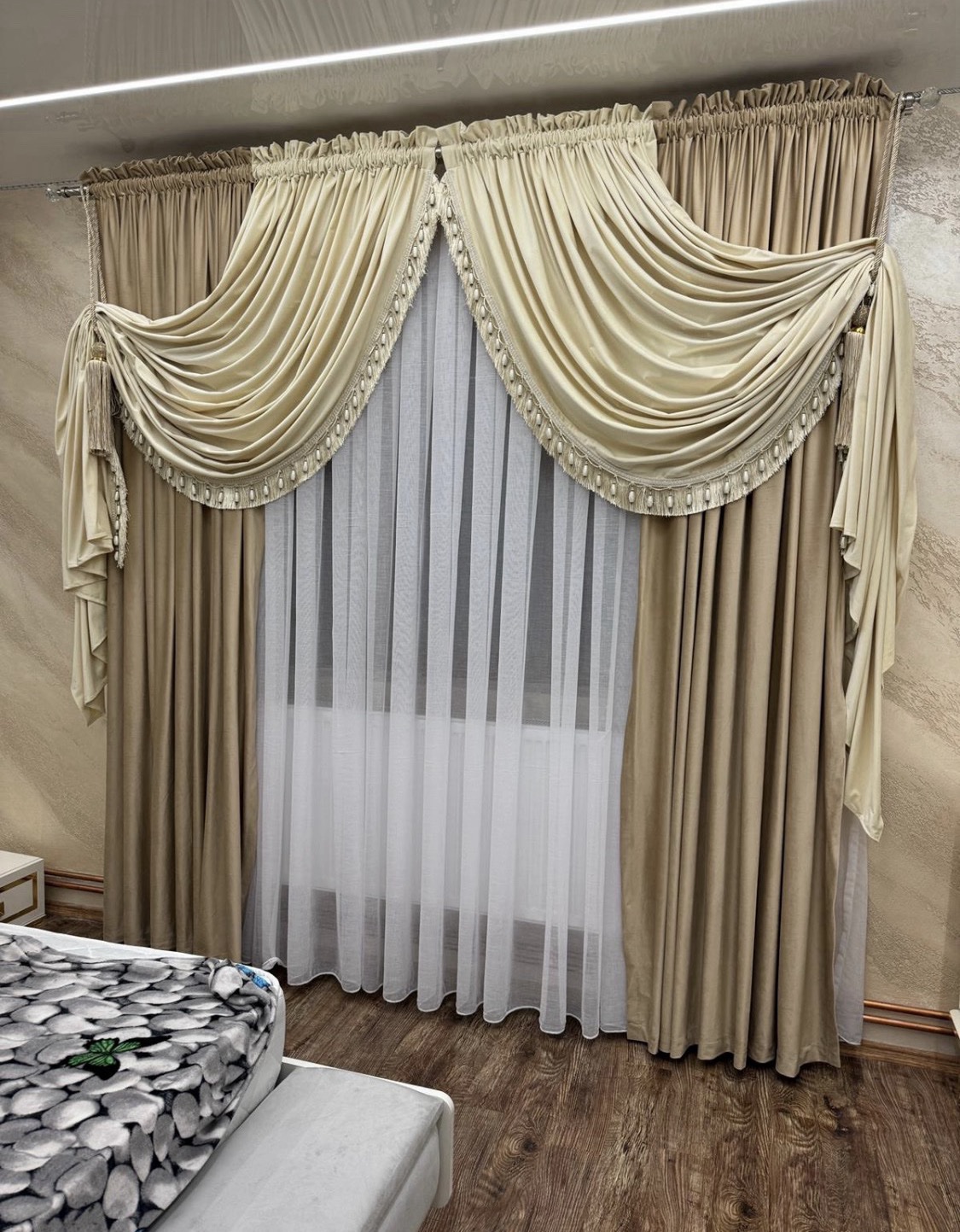 SET DRAPERIE CATIFEA , CULOARE CREM DESCHIS CU BEJ, PERDEA TRIPLUVOAL ALB. Cod. Produs: 316288