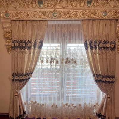 SET DRAPERIE CATIFEA 3D, CULOARE CREM CU MARO, PERDEA 3D TULL BRODATĂ CREM. Cod. Produs:23187