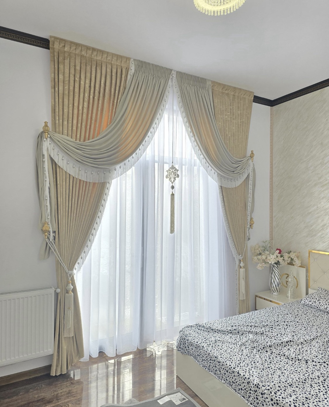 SET DRAPERIE CATIFEA ANACONDA, CULOARE CREM CU BEJ , PERDEA TRIPLUVOAL ALB. Cod. Produs: 200897