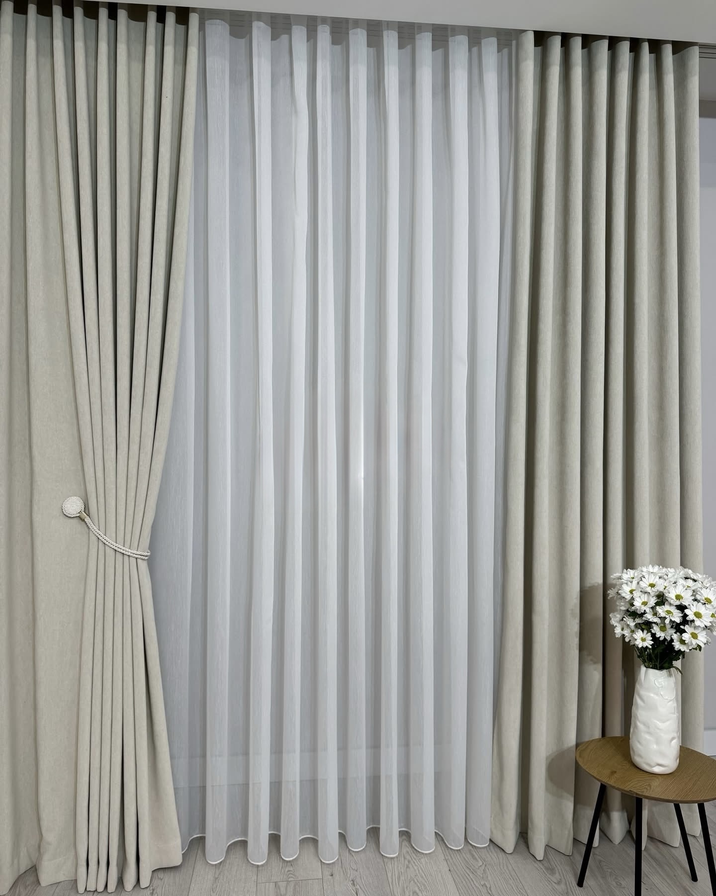 SET DRAPERIE CATIFEA CULOARE BEJ, PERDEA TRIPLUVOAL ALB. Cod. Produs: 10748