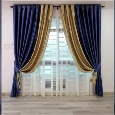 SET DRAPERIE CATIFEA CULOARE ALBASTRU ÎNCHIS CU AURIU, PERDEA TRIPLUVOAL ALB. Cod. Produs: 906291