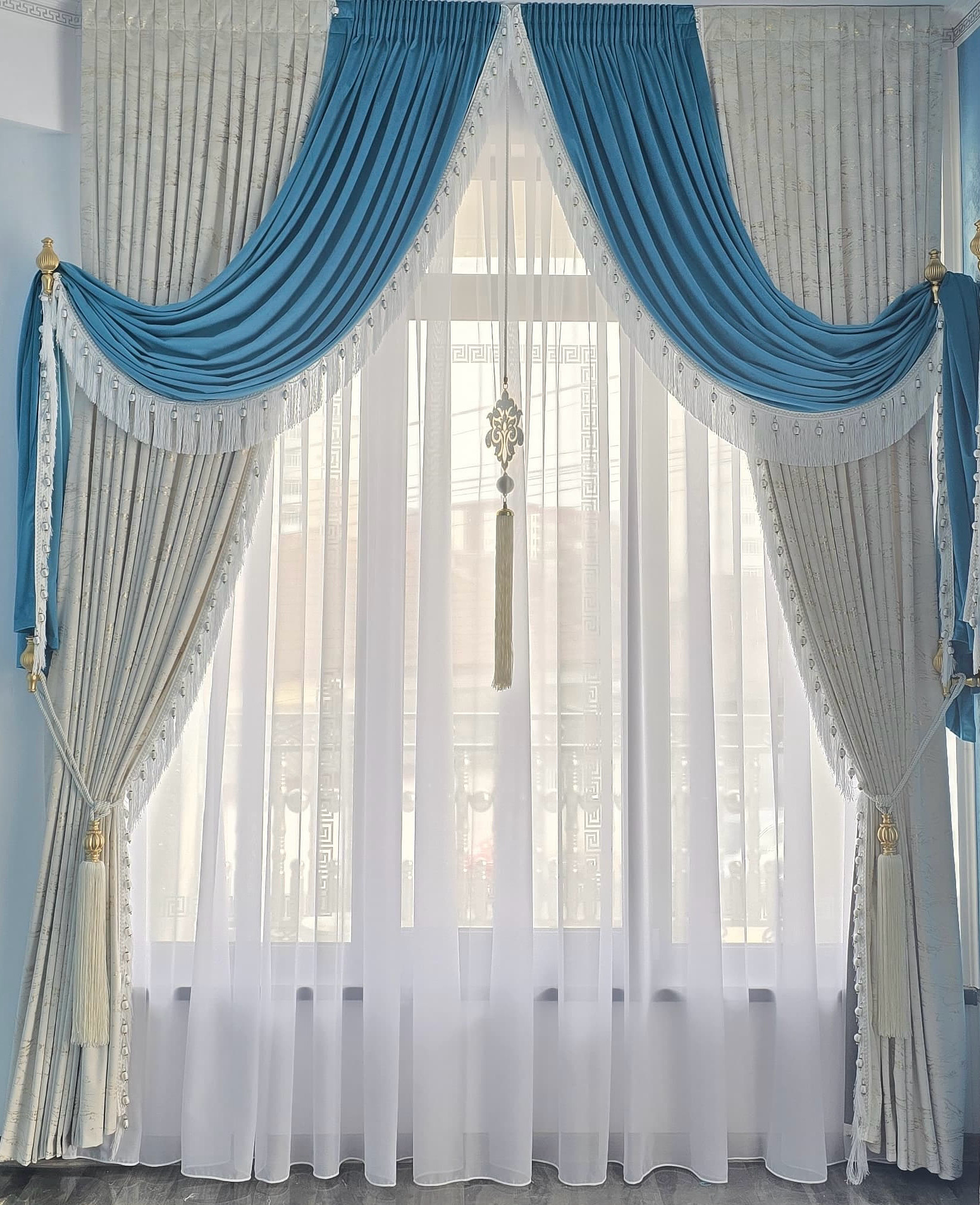 DRAPERIE CATIFEA CULOARE GRI DESCHIS CU GRI ÎNCHIS, PERDEA TRIPLUVOAL ALB. Cod: Produs.3100287 - imagine 4
