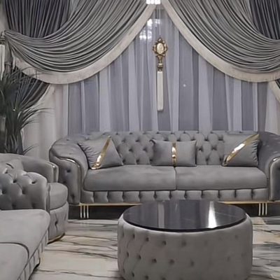 Draperie din catifea moale cu perdea tripluvoal albă. Material de calitate, aspect elegant pentru living sau dormitor. Se spală la 30°C, se calcă ușor.