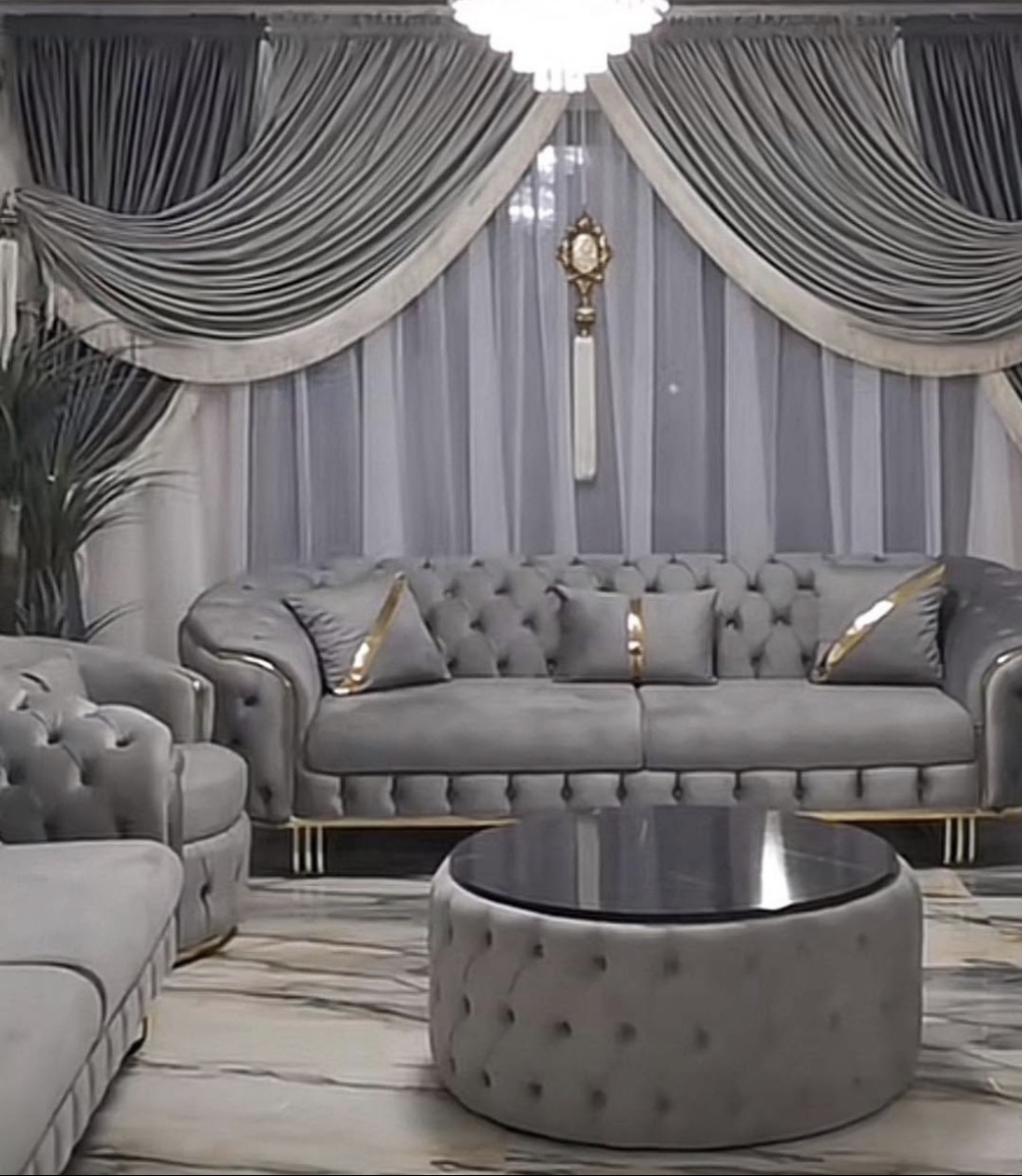 Draperie din catifea moale cu perdea tripluvoal albă. Material de calitate, aspect elegant pentru living sau dormitor. Se spală la 30°C, se calcă ușor.