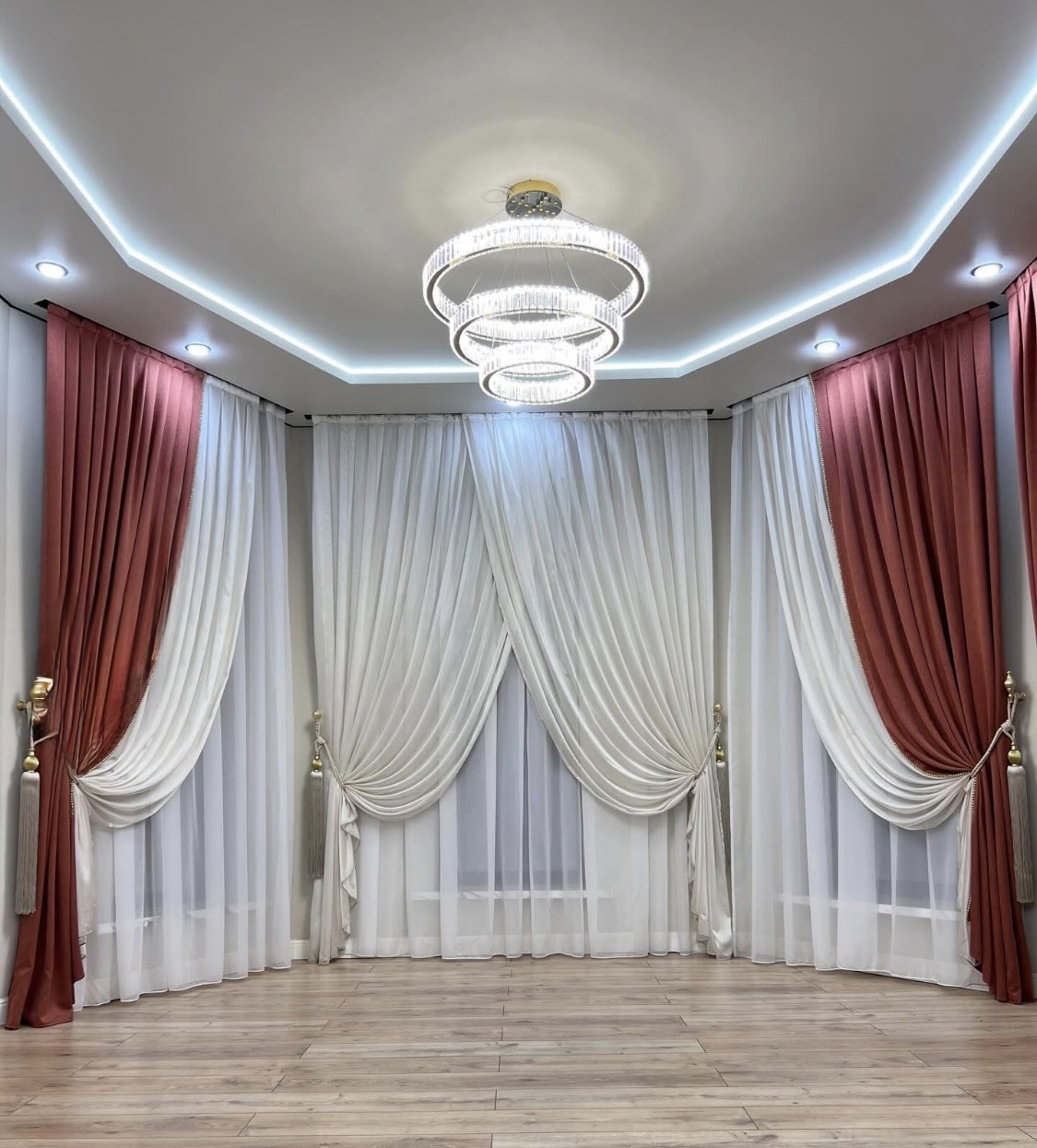 Set Draperii Teracota Roz Prăfuit cu Perdele Albe Ivoire și Ciucuri.
Cod: 219550