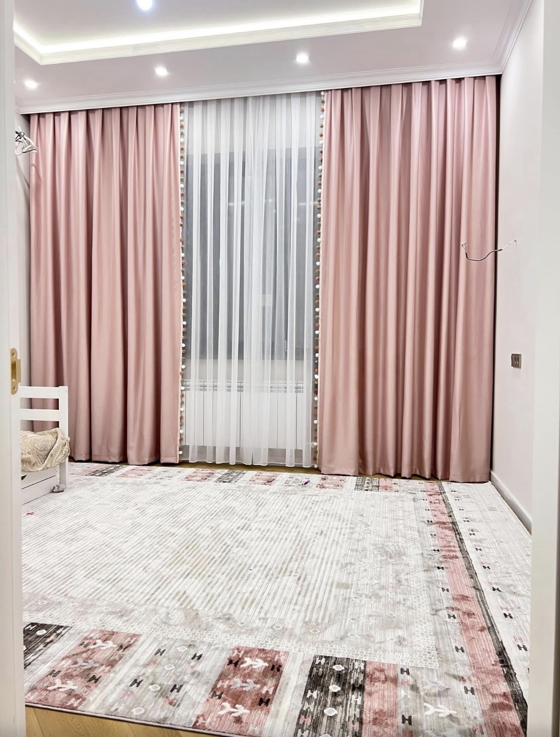 Set Draperii Roz Pudrat cu Perdea Albă și Bandă Pom-Pom Multicolor. Cod: 200908