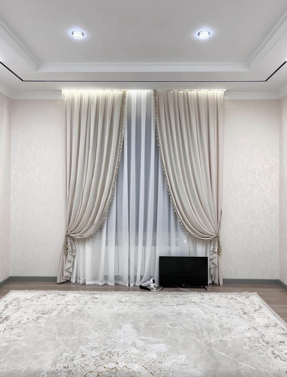 Set Draperii Ivoire cu Perdea Albă și Bandă Decorativă cu Franjuri
Cod: 321897